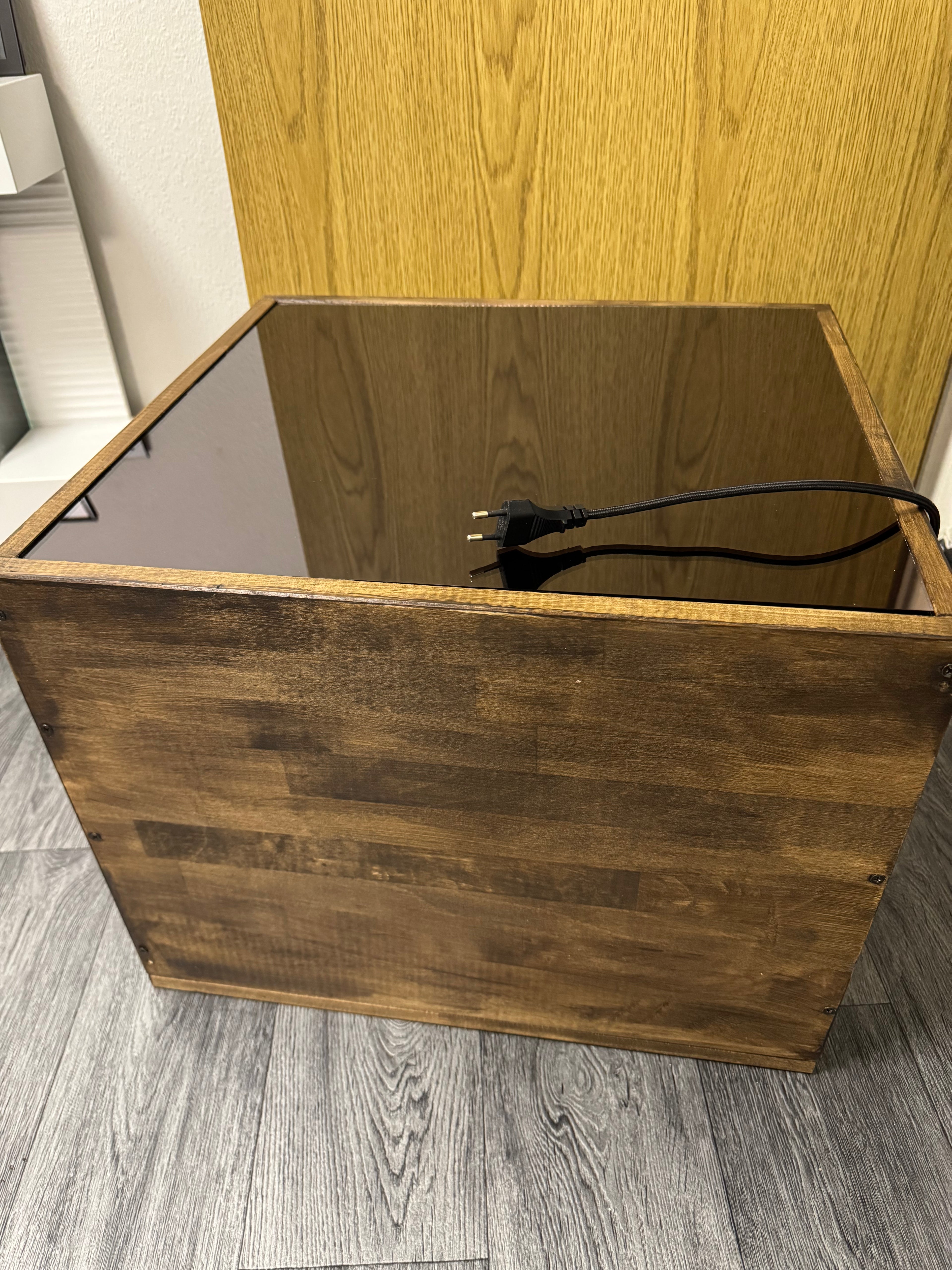 Infinity Mirror Table – Handgefertigt in Berlin von AM Depth Lab