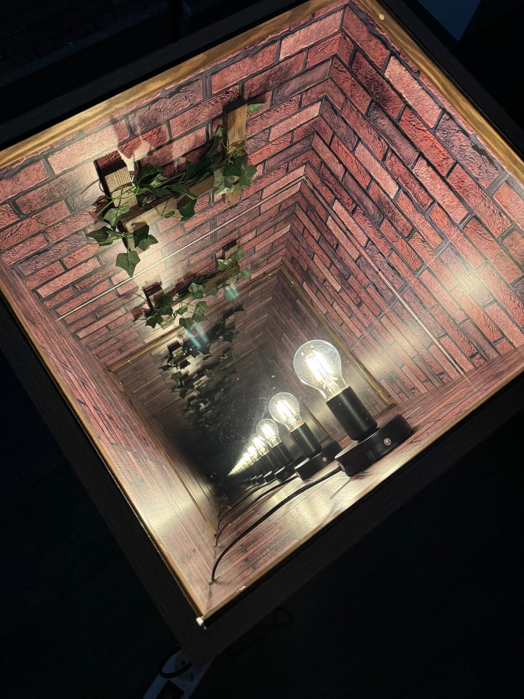 Infinity Mirror Table – Handgefertigt in Berlin von AM Depth Lab