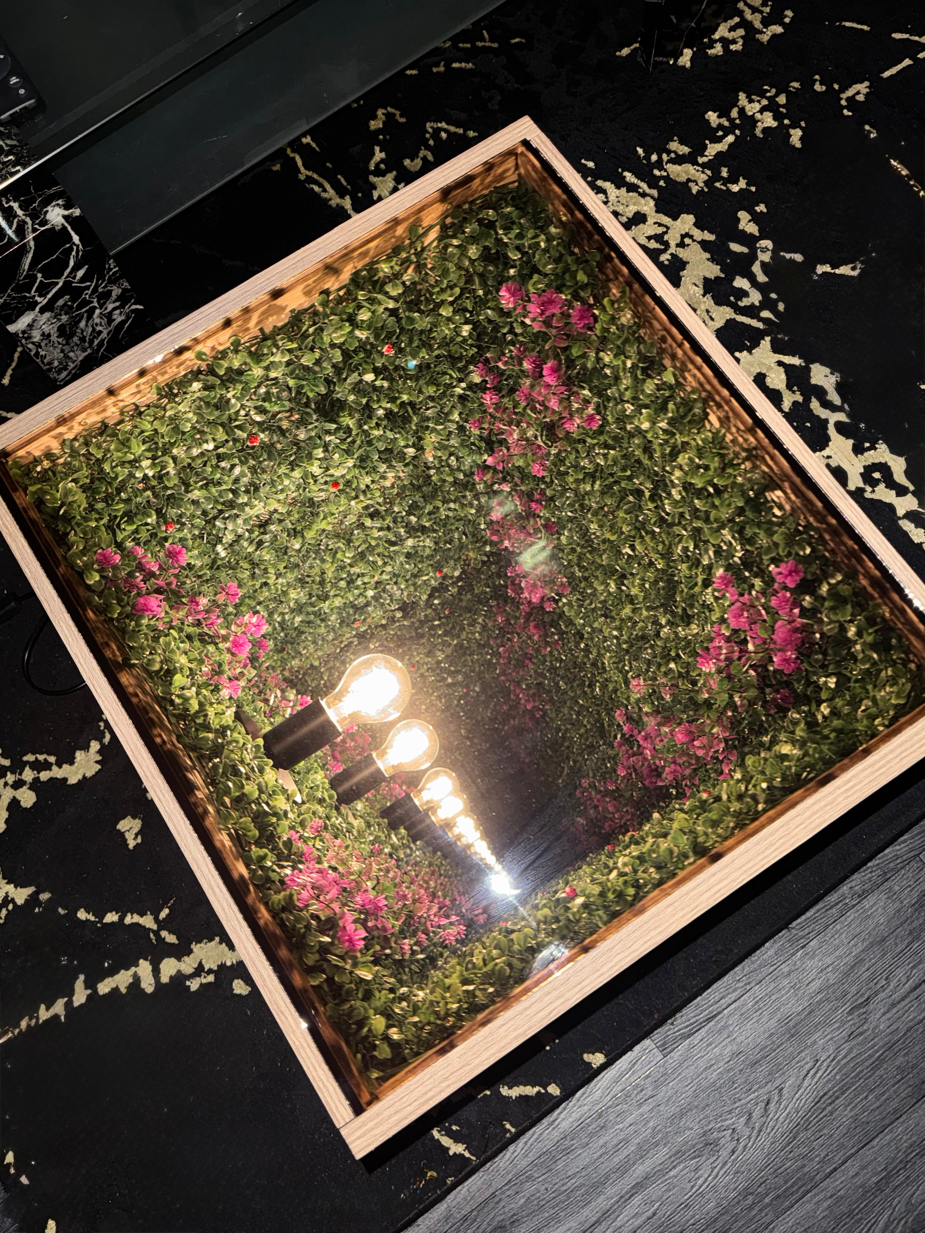 Infinity Mirror Table – Garden Style - Handgefertigt in Berlin